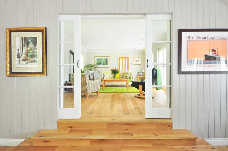 Puertas de madera maciza para viviendas particulares, empresas e instituciones. Proporcione puertas personalizadas a todo el país hechas con materias primas de la más alta calidad y combinación de vidrio y metal.